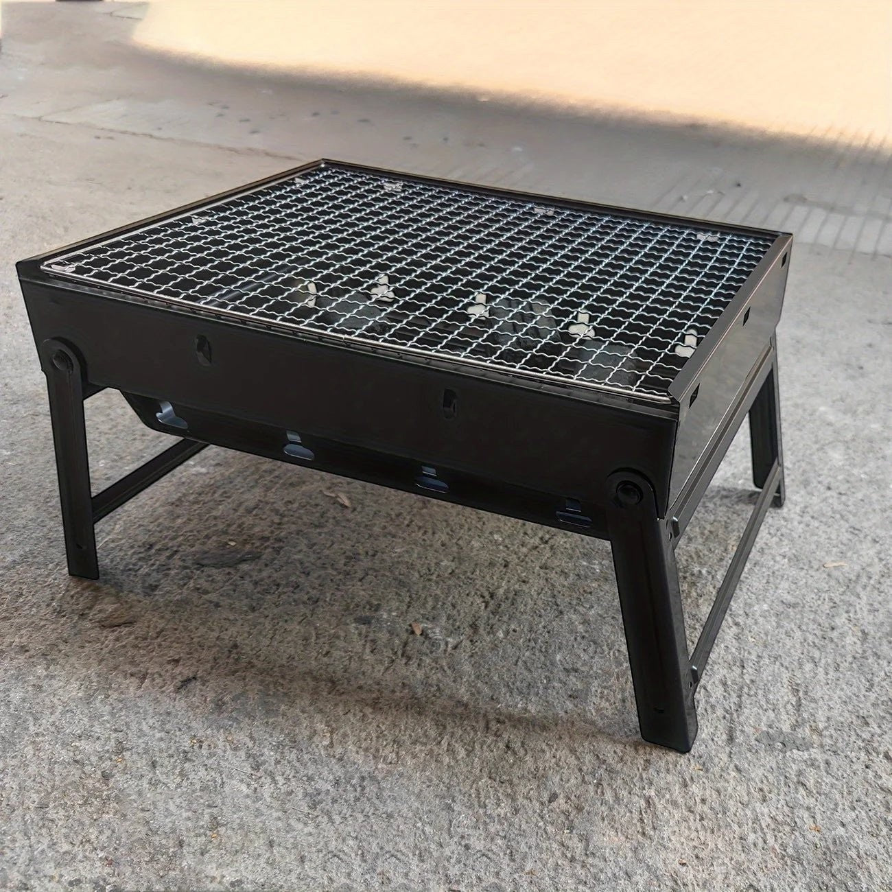 Portable Barbecue Stove with Foldable Barbecue Rack, Smokeless Charcoal Stove Suitable for Outdoor Camping and Picnics